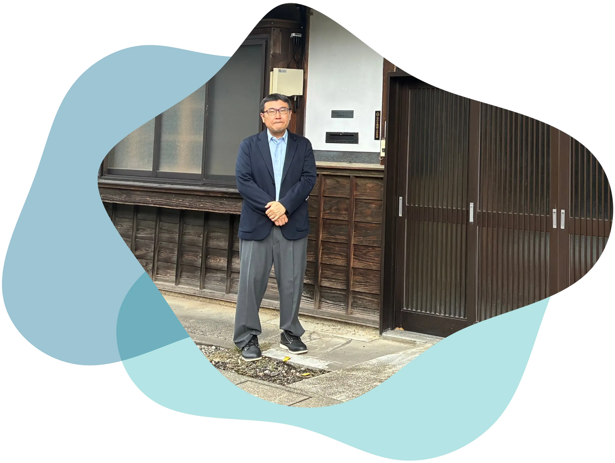 合同会社ニューマインド・マップ代表が事務所の前に立っている様子